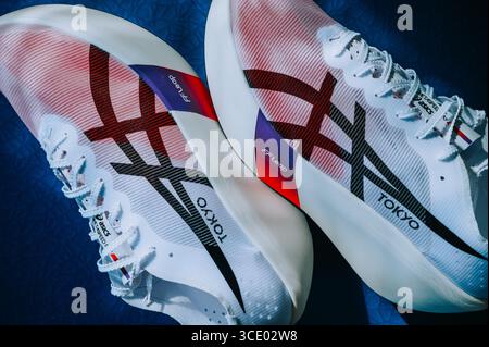 VIENNA, AUSTRIA, 15 LUGLIO 2025: Asics Metaspeed Ray nuovissime scarpe ad alte prestazioni per maratona e lunghe distanze Foto Stock