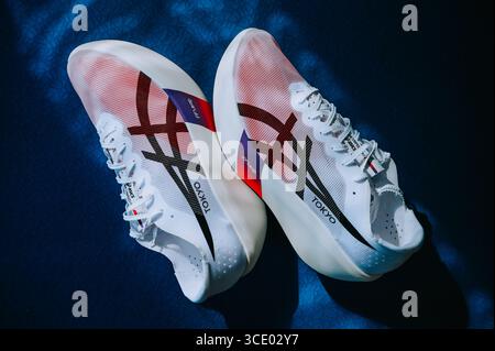 VIENNA, AUSTRIA, 15 LUGLIO 2025: Le nuovissime scarpe da corsa Asics Metaspeed Ray ideali per le gare di maratona Foto Stock