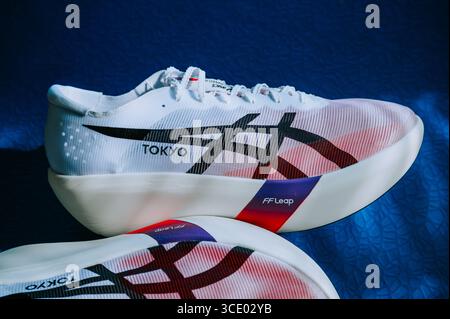 VIENNA, AUSTRIA, 15 LUGLIO 2025: Le nuovissime scarpe Asics Metaspeed Ray offrono un ritorno energetico ai maratoneti Foto Stock