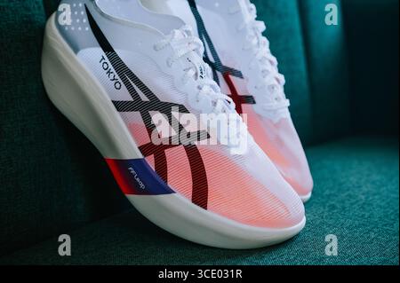 VIENNA, AUSTRIA, 15 LUGLIO 2025: Le nuovissime scarpe da maratona Asics Metaspeed Ray con schiuma FF avanzata Foto Stock