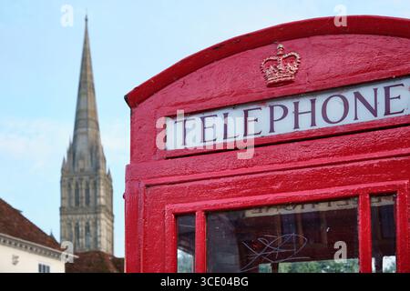 Vecchia cabina telefonica rossa K6 con la guglia della Cattedrale di Salisbury sullo sfondo Foto Stock