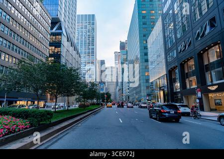 New York, USA - 09 agosto 2023: Manhattan Street con architettura grattacielo. Centro di Manhattan. Città di New York. Il paesaggio urbano di New York Manhattan. Grattacielo dentro Foto Stock