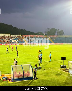 Partita di calcio durante il terzo turno di qualificazione della UEFA Europa Conference League tra Santa Clara e Larne Foto Stock
