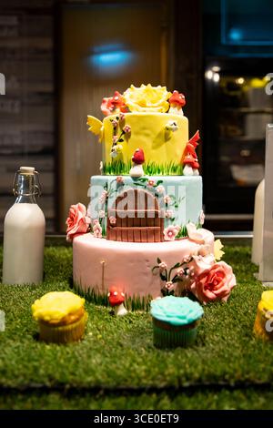 Compleanno. Torta natalizia sotto forma di casa delle fate con funghi Foto Stock
