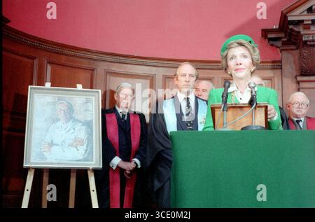 Nancy Reagan parla alla presentazione di un dipinto di suo padre, il dottor Loyal Davis, al Royal College of Surgeons di Dublino, in Irlanda. Foto Stock