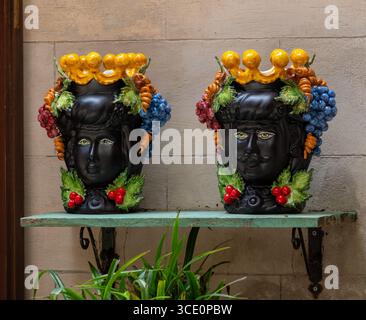Arte popolare siciliana, vasi di fiori tradizionali a forma di teste di uomo e donna, colorate ceramiche dipinte a mano, splendido souvenir per i turisti Foto Stock