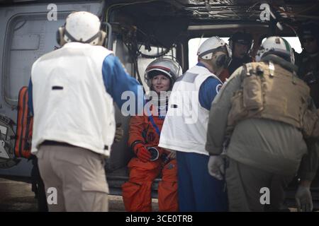 Gli astronauti della NASA e i marinai della US Navy partecipano alle esercitazioni mediche URT-12 (8943179). Foto Stock