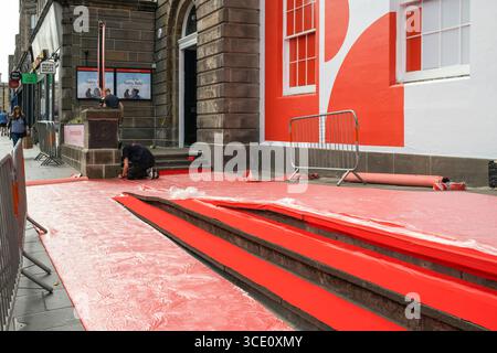 JMP Productions prepara il Red carpet al Filmhouse di Edimburgo, per la serata di apertura del 78° Edinburgh International Film Festival, 2025. Foto Stock