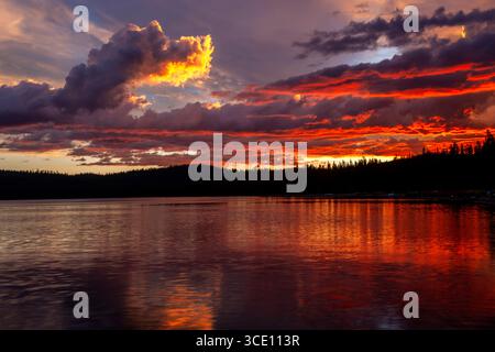 L'ultima luce del giorno illumina un drammatico cielo occidentale sopra il Medicine Lake nella contea di Modoc, nel Nord California. Foto Stock