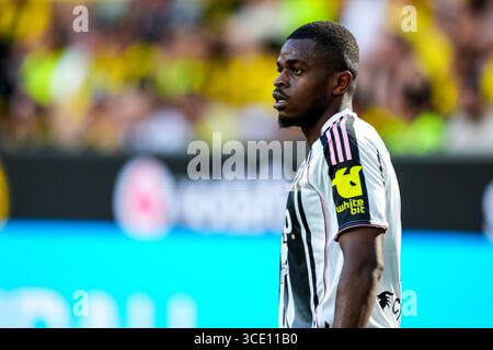 DORTMUND, GERMANIA - 10 AGOSTO: Pierre Kalulu della Juventus guarda durante l'amichevole pre-stagione tra Borussia Dortmund e Juventus FC al Signal Iduna Park il 10 agosto 2025 a Dortmund, Germania. (Foto di Rene Nijhuis) Foto Stock