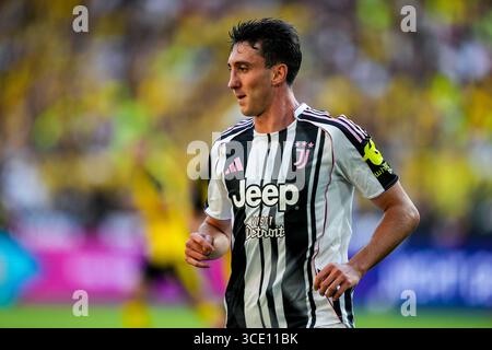 DORTMUND, GERMANIA - 10 AGOSTO: Andrea Cambiaso della Juventus guarda durante l'amichevole pre-stagione tra Borussia Dortmund e Juventus FC al Signal Iduna Park il 10 agosto 2025 a Dortmund, Germania. (Foto di Rene Nijhuis) Foto Stock