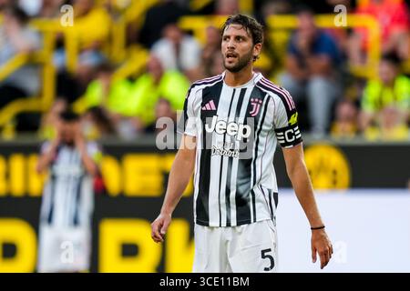 DORTMUND, GERMANIA - 10 AGOSTO: Manuel Locatelli della Juventus guarda durante l'amichevole pre-stagione tra Borussia Dortmund e Juventus FC al Signal Iduna Park il 10 agosto 2025 a Dortmund, Germania. (Foto di Rene Nijhuis) Foto Stock