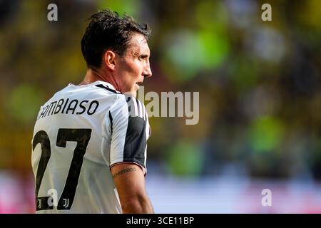 DORTMUND, GERMANIA - 10 AGOSTO: Andrea Cambiaso della Juventus guarda durante l'amichevole pre-stagione tra Borussia Dortmund e Juventus FC al Signal Iduna Park il 10 agosto 2025 a Dortmund, Germania. (Foto di Rene Nijhuis) Foto Stock