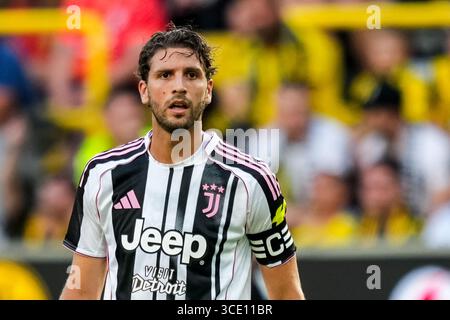 DORTMUND, GERMANIA - 10 AGOSTO: Manuel Locatelli della Juventus guarda durante l'amichevole pre-stagione tra Borussia Dortmund e Juventus FC al Signal Iduna Park il 10 agosto 2025 a Dortmund, Germania. (Foto di Rene Nijhuis) Foto Stock