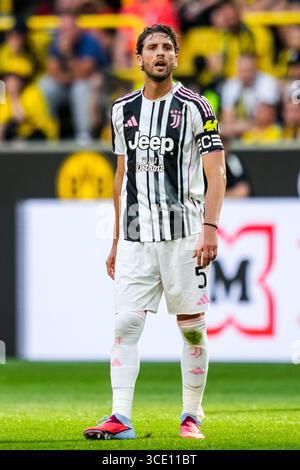 DORTMUND, GERMANIA - 10 AGOSTO: Manuel Locatelli della Juventus guarda durante l'amichevole pre-stagione tra Borussia Dortmund e Juventus FC al Signal Iduna Park il 10 agosto 2025 a Dortmund, Germania. (Foto di Rene Nijhuis) Foto Stock