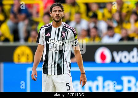DORTMUND, GERMANIA - 10 AGOSTO: Manuel Locatelli della Juventus guarda durante l'amichevole pre-stagione tra Borussia Dortmund e Juventus FC al Signal Iduna Park il 10 agosto 2025 a Dortmund, Germania. (Foto di Rene Nijhuis) Foto Stock