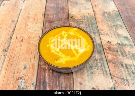 Curry di liquido speziato: Teneri Tentacoli in salsa di pomodoro, aglio e pepe nero Foto Stock