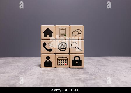 Contattaci concetto. Sito Web dell'azienda, FAQ, numero di telefono telefonico, indirizzo, e-mail marketing e chat per l'assistenza clienti . Icone Contattaci su whi Foto Stock