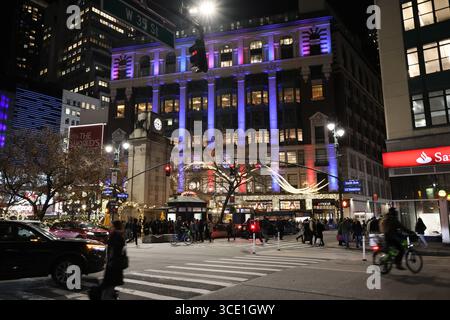 I grandi magazzini Macy's di Herald Square sono decorati con luci per Natale Foto Stock