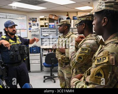 Metropolitan Police Department briefs District of Columbia National Guard Military Police a Washington, DC, 12 agosto 2025. Immagine gentilmente concessa dall'esercito degli Stati Uniti. Foto Stock