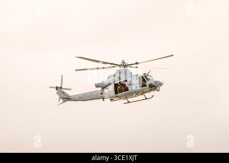 Uomo vestito come Babbo Natale che guida negli Stati Uniti Marine Corps Bell UH-1Y Venom sopra Marine Corps base Hawaii, Kaneohe, Honolulu, Oahu, Hawaii, USA Foto Stock