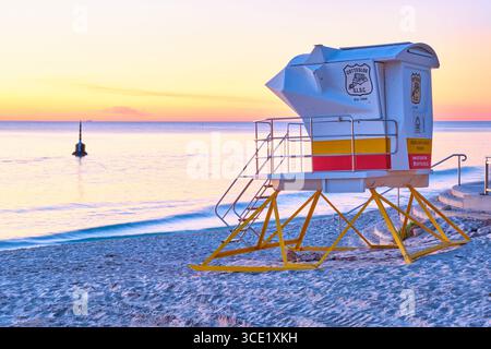 Una torre di osservazione del Surf Life Saving Club e del famoso pilone Cottesloe nel bagliore del tramonto, Cottesloe Beach, Perth, Australia Occidentale Foto Stock