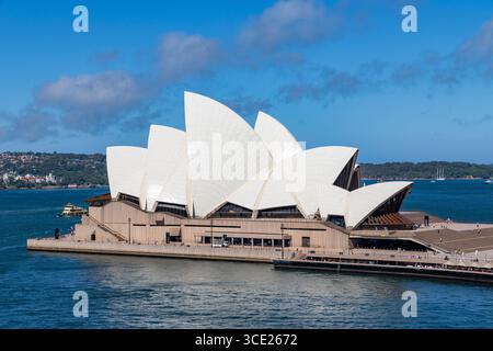 Edificio dell'Opera House di Sydney, Bennelong Point, Sydney, New South Wales, Australia Blue Sky e porto Foto Stock