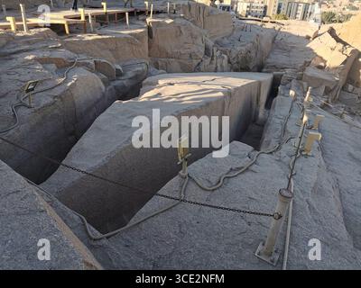 Obelisco incompiuto nella cava di granito di Assuan, il più grande obelisco conosciuto dell'antico Egitto, abbandonato a causa delle crepe durante l'intaglio. Foto Stock