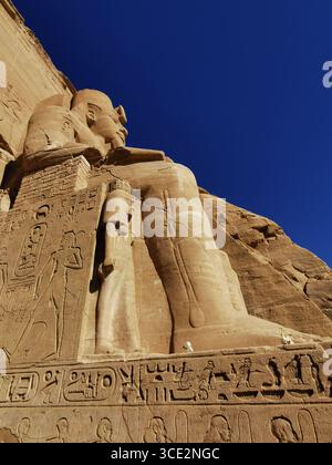 Tempio di Ramses II, Abu Simbel, Egitto. Antiche statue scavate nella roccia, sito UNESCO, iconica architettura faraonica vicino al lago Nasser. Foto Stock