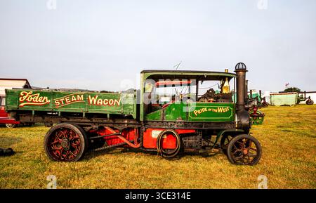 Stithians, Cornovaglia, Regno Unito. 15 agosto 2025. Grandi folle partecipano al Great Steam Engine Rally dell'Inghilterra occidentale, 70th Anniversary, che si svolge fino a domenica sera. È il più antico e più grande rally di motori a vapore in Cornovaglia, con oltre 100 mostre di vapore, un vecchio salone dei divertimenti, artigianato, stand commerciali, auto d'epoca, veicoli, trattori e motociclette. Crediti: Keith Larby/Alamy Live News Foto Stock