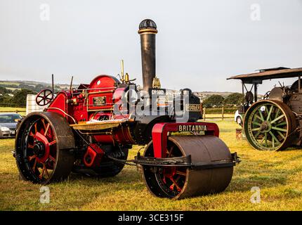 Stithians, Cornovaglia, Regno Unito. 15 agosto 2025. Grandi folle partecipano al Great Steam Engine Rally dell'Inghilterra occidentale, 70th Anniversary, che si svolge fino a domenica sera. È il più antico e più grande rally di motori a vapore in Cornovaglia, con oltre 100 mostre di vapore, un vecchio salone dei divertimenti, artigianato, stand commerciali, auto d'epoca, veicoli, trattori e motociclette. Crediti: Keith Larby/Alamy Live News Foto Stock