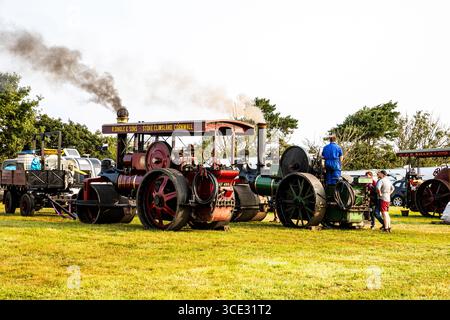 Stithians, Cornovaglia, Regno Unito. 15 agosto 2025. Grandi folle partecipano al Great Steam Engine Rally dell'Inghilterra occidentale, 70th Anniversary, che si svolge fino a domenica sera. È il più antico e più grande rally di motori a vapore in Cornovaglia, con oltre 100 mostre di vapore, un vecchio salone dei divertimenti, artigianato, stand commerciali, auto d'epoca, veicoli, trattori e motociclette. Crediti: Keith Larby/Alamy Live News Foto Stock