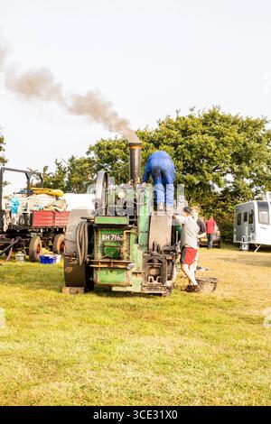 Stithians, Cornovaglia, Regno Unito. 15 agosto 2025. Grandi folle partecipano al Great Steam Engine Rally dell'Inghilterra occidentale, 70th Anniversary, che si svolge fino a domenica sera. È il più antico e più grande rally di motori a vapore in Cornovaglia, con oltre 100 mostre di vapore, un vecchio salone dei divertimenti, artigianato, stand commerciali, auto d'epoca, veicoli, trattori e motociclette. Crediti: Keith Larby/Alamy Live News Foto Stock