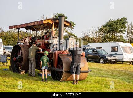 Stithians, Cornovaglia, Regno Unito. 15 agosto 2025. Grandi folle partecipano al Great Steam Engine Rally dell'Inghilterra occidentale, 70th Anniversary, che si svolge fino a domenica sera. È il più antico e più grande rally di motori a vapore in Cornovaglia, con oltre 100 mostre di vapore, un vecchio salone dei divertimenti, artigianato, stand commerciali, auto d'epoca, veicoli, trattori e motociclette. Crediti: Keith Larby/Alamy Live News Foto Stock