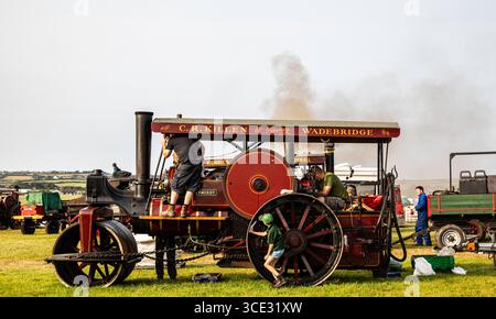 Stithians, Cornovaglia, Regno Unito. 15 agosto 2025. Grandi folle partecipano al Great Steam Engine Rally dell'Inghilterra occidentale, 70th Anniversary, che si svolge fino a domenica sera. È il più antico e più grande rally di motori a vapore in Cornovaglia, con oltre 100 mostre di vapore, un vecchio salone dei divertimenti, artigianato, stand commerciali, auto d'epoca, veicoli, trattori e motociclette. Crediti: Keith Larby/Alamy Live News Foto Stock