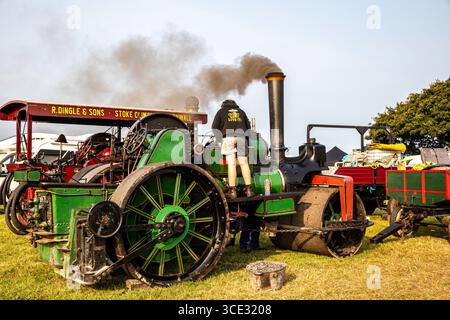 Stithians, Cornovaglia, Regno Unito. 15 agosto 2025. Grandi folle partecipano al Great Steam Engine Rally dell'Inghilterra occidentale, 70th Anniversary, che si svolge fino a domenica sera. È il più antico e più grande rally di motori a vapore in Cornovaglia, con oltre 100 mostre di vapore, un vecchio salone dei divertimenti, artigianato, stand commerciali, auto d'epoca, veicoli, trattori e motociclette. Crediti: Keith Larby/Alamy Live News Foto Stock