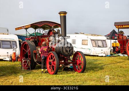 Stithians, Cornovaglia, Regno Unito. 15 agosto 2025. Grandi folle partecipano al Great Steam Engine Rally dell'Inghilterra occidentale, 70th Anniversary, che si svolge fino a domenica sera. È il più antico e più grande rally di motori a vapore in Cornovaglia, con oltre 100 mostre di vapore, un vecchio salone dei divertimenti, artigianato, stand commerciali, auto d'epoca, veicoli, trattori e motociclette. Crediti: Keith Larby/Alamy Live News Foto Stock