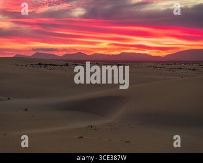 Vista aerea dell'idilliaco cielo ardente al tramonto sulle dune di sabbia del deserto, Corralejo, Fuerteventura, Isole Canarie, Spagna Foto Stock