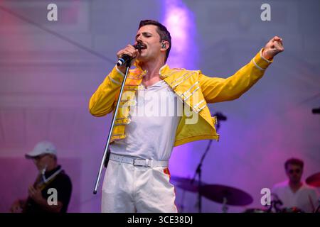 The Music of Queen live Valentin L. Findling als Freddie beim Brunnenhof Konzert in der Residenz, München am 13.08.2025 *** The Music of Queen live Valentin L Findling come Freddie al concerto Brunnenhof nella Residenz, Monaco di Baviera il 13 08 2025 Foto Stock