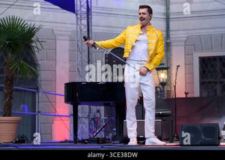 The Music of Queen live Valentin L. Findling als Freddie beim Brunnenhof Konzert in der Residenz, München am 13.08.2025 *** The Music of Queen live Valentin L Findling come Freddie al concerto Brunnenhof nella Residenz, Monaco di Baviera il 13 08 2025 Foto Stock