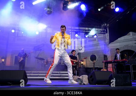 The Music of Queen live Valentin L. Findling als Freddie beim Brunnenhof Konzert in der Residenz, München am 13.08.2025 *** The Music of Queen live Valentin L Findling come Freddie al concerto Brunnenhof nella Residenz, Monaco di Baviera il 13 08 2025 Foto Stock