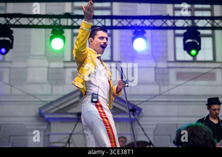 The Music of Queen live Valentin L. Findling als Freddie beim Brunnenhof Konzert in der Residenz, München am 13.08.2025 *** The Music of Queen live Valentin L Findling come Freddie al concerto Brunnenhof nella Residenz, Monaco di Baviera il 13 08 2025 Foto Stock