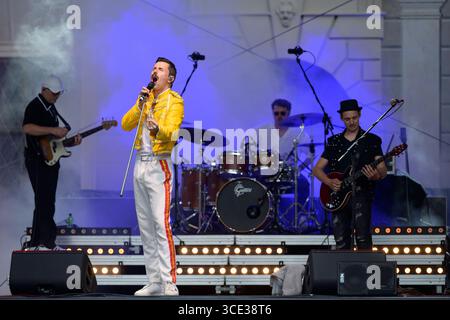 The Music of Queen live Valentin L. Findling als Freddie beim Brunnenhof Konzert in der Residenz, München am 13.08.2025 *** The Music of Queen live Valentin L Findling come Freddie al concerto Brunnenhof nella Residenz, Monaco di Baviera il 13 08 2025 Foto Stock