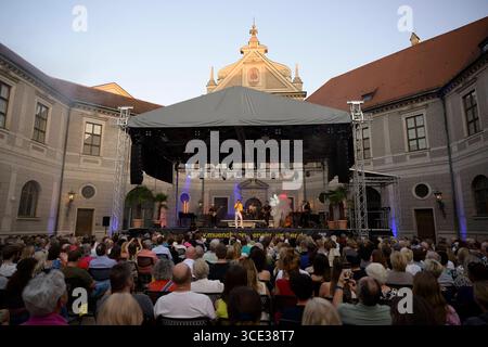 The Music of Queen live Valentin L. Findling als Freddie beim Brunnenhof Konzert in der Residenz, München am 13.08.2025 *** The Music of Queen live Valentin L Findling come Freddie al concerto Brunnenhof nella Residenz, Monaco di Baviera il 13 08 2025 Foto Stock
