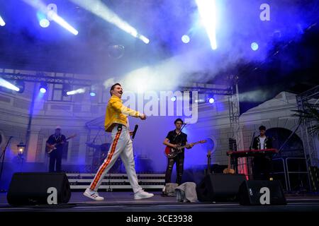 The Music of Queen live Valentin L. Findling als Freddie beim Brunnenhof Konzert in der Residenz, München am 13.08.2025 *** The Music of Queen live Valentin L Findling come Freddie al concerto Brunnenhof nella Residenz, Monaco di Baviera il 13 08 2025 Foto Stock
