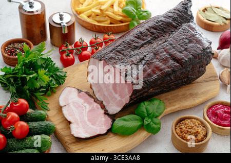 un pezzo di strutto affumicato e verdure fresche Foto Stock