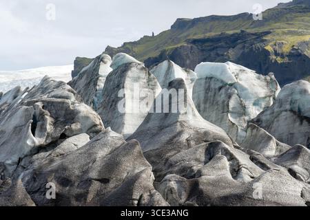 Vista ravvicinata del ghiaccio glaciale che mostra sedimenti neri Foto Stock