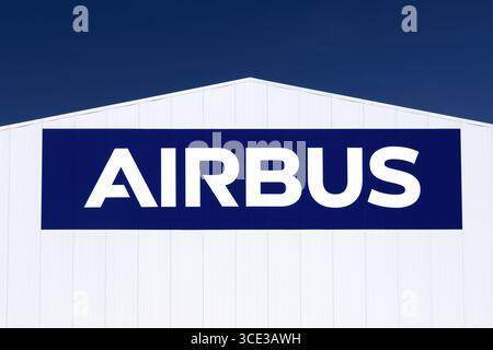 Teruel, Spagna, 25-03-2023 Logo Airbus sulla parete sospesa bianca sotto il cielo azzurro Foto Stock