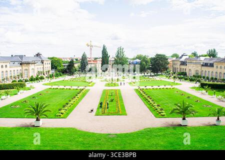 Una vista aerea dei geometrici giardini barocchi del Palazzo Sondershausen, con prati meticolosamente curati e sentieri per passeggiate. Foto Stock