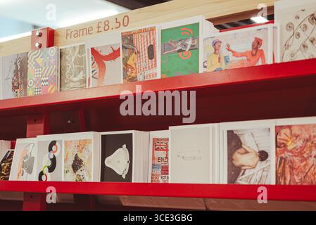 Londra, Regno Unito, 07 luglio 2025 cartoline con la famosa arte in vendita nel negozio del museo nella Tate Modern Gallery Foto Stock
